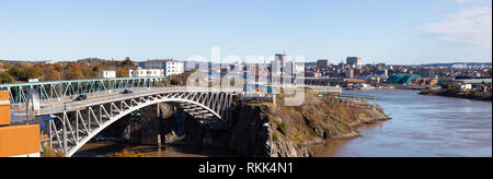 Saint John, New Brunswick, Kanada - 21. Oktober 2018: Panoramablick auf Rückwärtsfahrt Falls Bridge an einem sonnigen Tag. Stockfoto