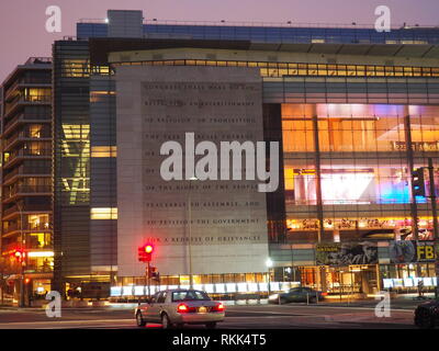 "Erste Änderung' auf Newseum Fassade auf der Constitution Avenue, Nacht, Washington, DC, USA Stockfoto