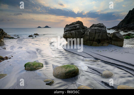 Porth Nanven Bucht in Cornwall. Stockfoto