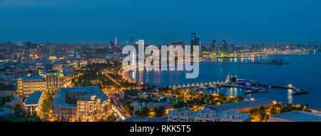 Schöne business Nacht Blick auf Baku Innenstadt, Panorama Foto Stockfoto