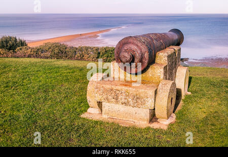 Eine alte Canon weist darauf hin zum Meer auf Tankerton slopes, Whitstable, die über den Sand bank Lokal namens "der Straße", die auf das Meer erstreckt sich auf Stockfoto