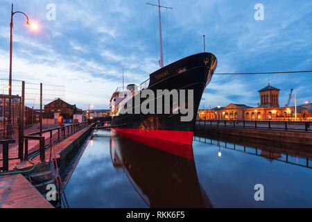 Nacht der Fingal schwimmendes Hotel in Leith Docks, Edinburgh, Schottland, Großbritannien Stockfoto