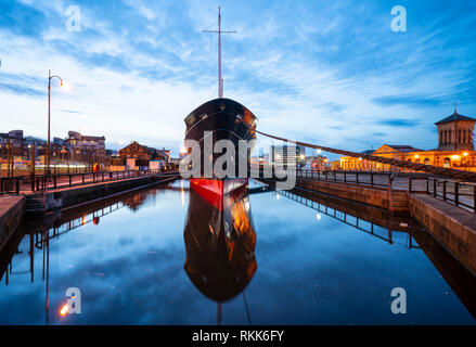 Nacht der Fingal schwimmendes Hotel in Leith Docks, Edinburgh, Schottland, Großbritannien Stockfoto