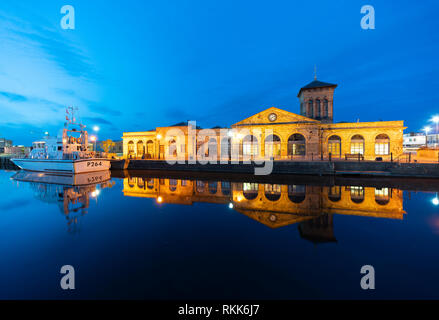 Nacht Blick auf das beleuchtete Forth Ports Gebäude im Dock in der Nacht in Leith, Edinburgh, Schottland, UK wider Stockfoto