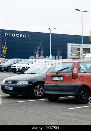 Straßburg, Frankreich - Nov 7 2017: Reihe alter Autos für Verkauf großes Lager in breiten Parkplatz - Französisch Autohändler Servicebestand, Renault und Audi vertikale Stockfoto