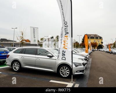 Straßburg, Frankreich - Nov 7 2017: Das die Welt Auto und Skoda Superb Immobilien Autos für Verkauf von neuen Autos für Verkauf großes Lager in breiten Parkplatz - Französisch Car Dealer Inventory Stockfoto