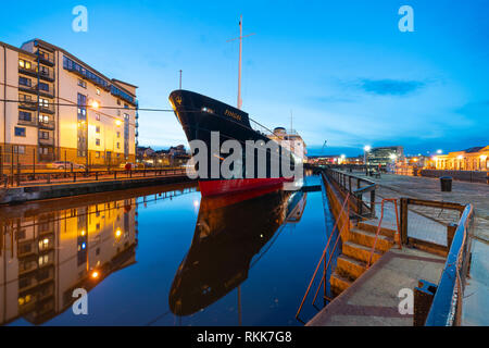 Nacht der Fingal schwimmendes Hotel in Leith Docks, Edinburgh, Schottland, Großbritannien Stockfoto