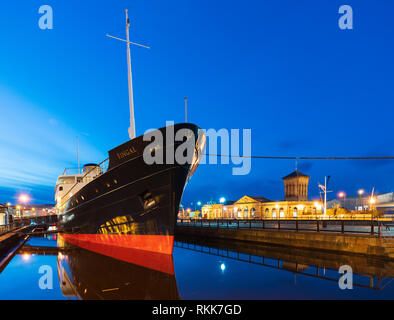 Nacht der Fingal schwimmendes Hotel in Leith Docks, Edinburgh, Schottland, Großbritannien Stockfoto