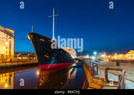 Nacht der Fingal schwimmendes Hotel in Leith Docks, Edinburgh, Schottland, Großbritannien Stockfoto