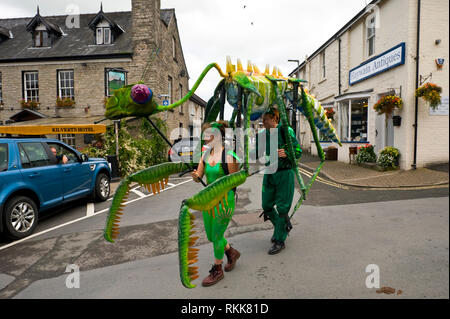 Große grüne Gottesanbeterin ein Automat Teil eines Kunstprojekts rund um das Stadtzentrum von Hay on Wye Powys Wales UK vorgeführt werden Stockfoto