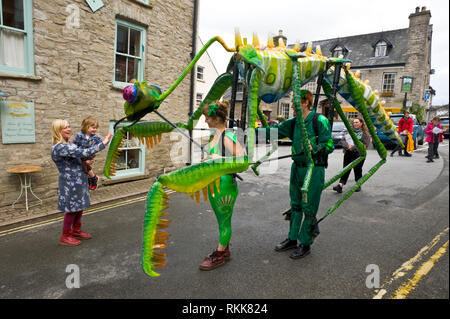 Große grüne Gottesanbeterin ein Automat Teil eines Kunstprojekts rund um das Stadtzentrum von Hay on Wye Powys Wales UK vorgeführt werden Stockfoto