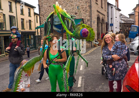 Große grüne Gottesanbeterin ein Automat Teil eines Kunstprojekts rund um das Stadtzentrum von Hay on Wye Powys Wales UK vorgeführt werden Stockfoto