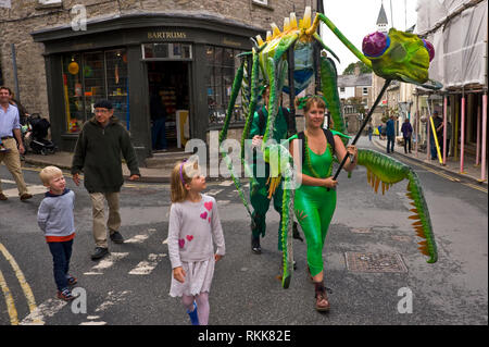 Große grüne Gottesanbeterin ein Automat Teil eines Kunstprojekts rund um das Stadtzentrum von Hay on Wye Powys Wales UK vorgeführt werden Stockfoto