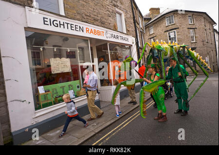 Große grüne Gottesanbeterin ein Automat Teil einer Kunst ptoject rund um das Stadtzentrum von Hay on Wye Powys Wales UK vorgeführt werden Stockfoto