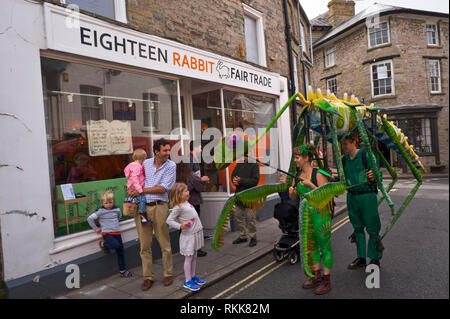 Große grüne Gottesanbeterin ein Automat Teil eines Kunstprojekts rund um das Stadtzentrum von Hay on Wye Powys Wales UK vorgeführt werden Stockfoto