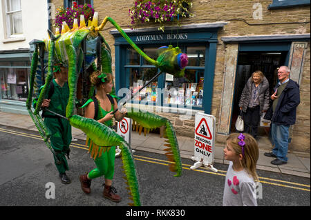 Große grüne Gottesanbeterin ein Automat Teil eines Kunstprojekts rund um das Stadtzentrum von Hay on Wye Powys Wales UK vorgeführt werden Stockfoto