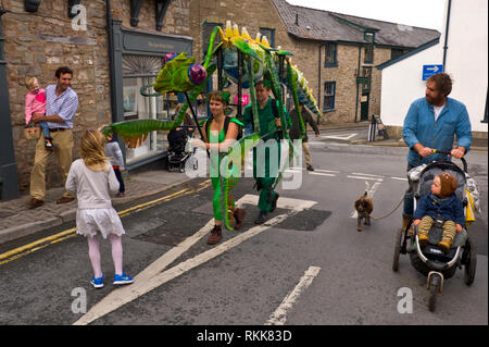 Große grüne Gottesanbeterin ein Automat Teil eines Kunstprojekts rund um das Stadtzentrum von Hay on Wye Powys Wales UK vorgeführt werden Stockfoto