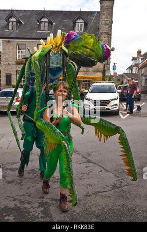 Große grüne Gottesanbeterin ein Automat Teil eines Kunstprojekts rund um das Stadtzentrum von Hay on Wye Powys Wales UK vorgeführt werden Stockfoto