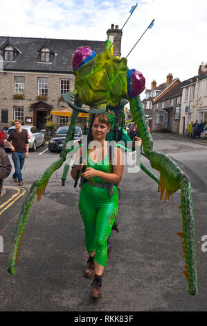 Große grüne Gottesanbeterin ein Automat Teil eines Kunstprojekts rund um das Stadtzentrum von Hay on Wye Powys Wales UK vorgeführt werden Stockfoto