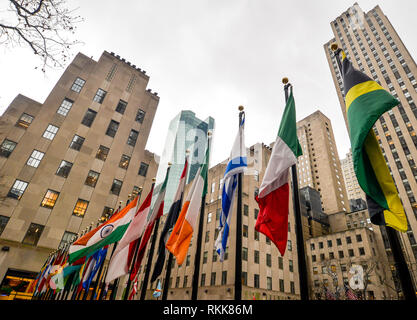 New York/USA - 1/23/19-Flags außerhalb des Rockefeller Center gefüttert Stockfoto