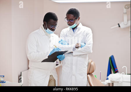 Zwei afrikanische amerikanische männlichen Kollegen Ärzte arbeiten zusammen, diskutieren und in Zwischenablage auf Klinik. Stockfoto