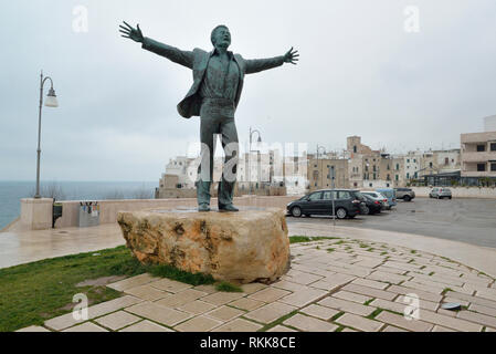 Die Statue von Domenico Modugno in Polignano a Mare Stockfoto