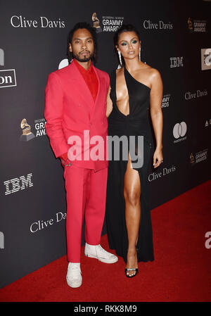 BEVERLY HILLS, Ca - Februar 09: Miguel (L) und Nazanin Mandi der Recording Academy und Clive Davis' 2019 Pre-GRAMMY Gala teilnehmen Im Beverly Hilton Stockfoto