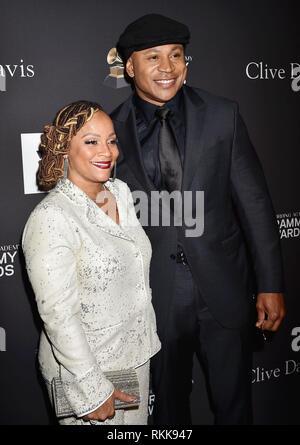 BEVERLY HILLS, Ca - Februar 09: Simone Smith (L) und LL Cool J der Recording Academy und Clive Davis' 2019 Pre-GRAMMY Gala im Beverly Griff teilnehmen Stockfoto