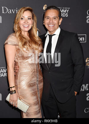 BEVERLY HILLS, Ca - Februar 09: Patricia Govea (L) und Antonio Villaraigosa der Recording Academy und Clive Davis' 2019 Pre-GRAMMY Gala teilnehmen Stockfoto