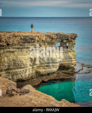 Verstecken und Suchen. Zypern - Ayia Napa Meereshöhlen Stockfoto
