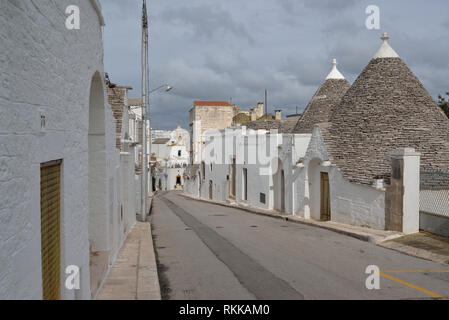 Reihe der Trullo Häuser in der Straße in Alberobello Stockfoto