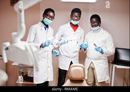 Drei afrikanische amerikanische männliche Ärzte Kollegen mit Werkzeugen an Händen in der Klinik. Stockfoto