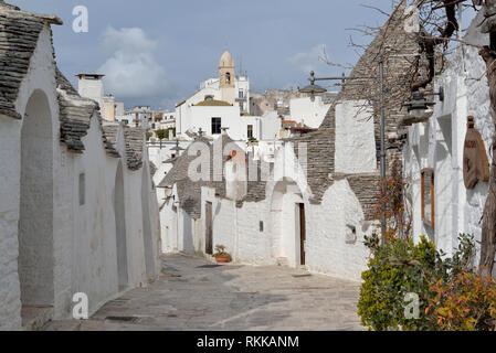 Reihe der Trullo Häuser in der Straße in Alberobello Stockfoto