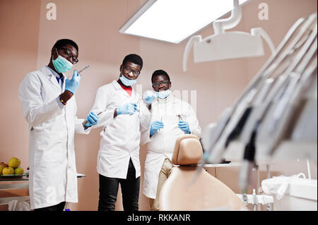 Drei afrikanische amerikanische männliche Ärzte Kollegen mit Werkzeugen an Händen in der Klinik. Stockfoto