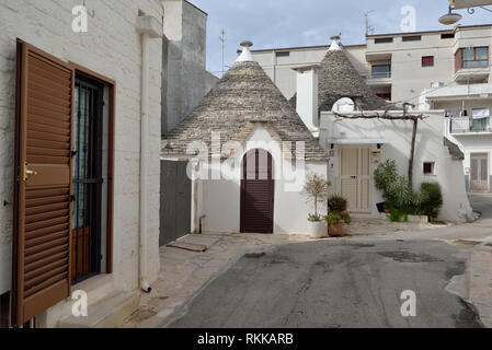 Trulli und moderne Häuser in Arbelobello, Italien Stockfoto