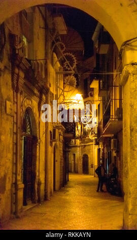 Eine Straße in der Nacht in Bari, Apulien, Italien Stockfoto