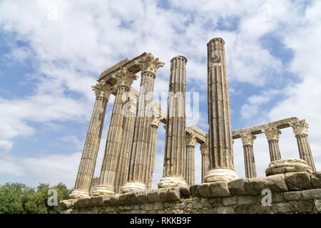 Römische Tempel von Evora, auch bezeichnet als Tempel der Diana oder Templo Romano, in Evora, Portugal, Europa, gegen den blauen Himmel mit blauem Himmel. Stockfoto