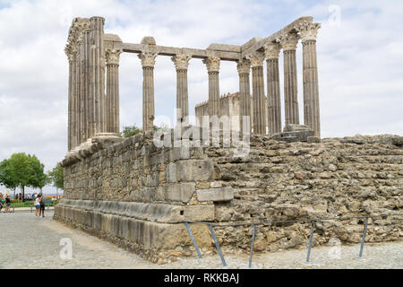 EVORA, PORTUGAL - September 4, 2018: Römische Tempel von Evora, auch bezeichnet als Tempel der Diana oder Templo Romano, in Evora, Portugal, Europa. Stockfoto