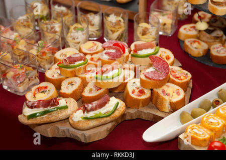 Catering Essen, bunte Häppchen wunderschön dekoriert Stockfoto