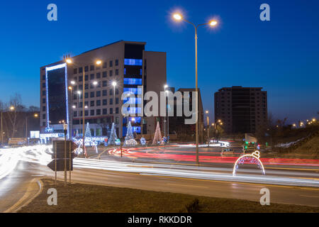 Leichte Wanderwege und Gebäude bei Nacht Stockfoto