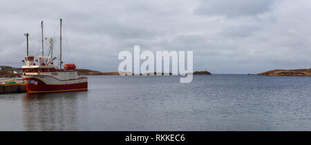 Gans Cove Ost, St. Anthony, Neufundland, Kanada - Oktober 13, 2018: Angeln Schiff in einer Marina an der Atlantik Küste geparkt. Stockfoto