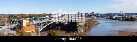 Saint John, New Brunswick, Kanada - 21. Oktober 2018: Panoramablick auf Rückwärtsfahrt Falls Bridge an einem sonnigen Tag. Stockfoto