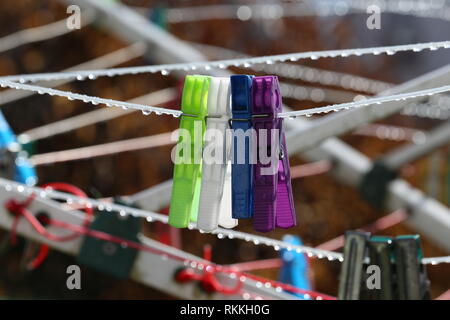 Nahaufnahme eines farbigen Wäscheklammern auf einer Wäscheleine Stockfoto