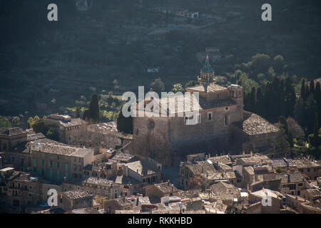 Blick von oben auf die Kirche Parroquia de Sant Bartomeu und Dorf Valldemossa, Mallorca Stockfoto