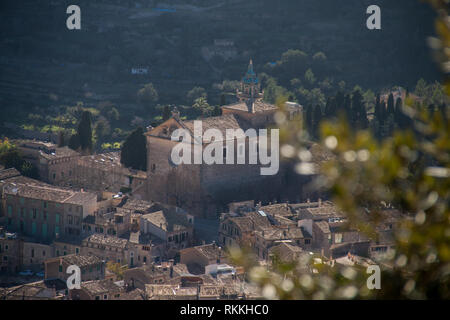 Blick von oben auf die Kirche Parroquia de Sant Bartomeu und Dorf Valldemossa, Mallorca Stockfoto