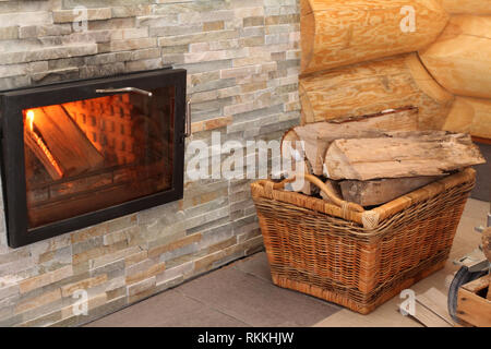Brennholz aus dem Ofen Stockfoto