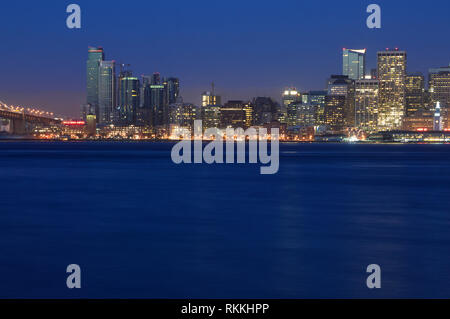 San Francisco, Kalifornien, USA - 31. August 2015: Blick auf die Skyline von San Francisco und Oakland Bay Bridge von Treasure Island bei Nacht Stockfoto