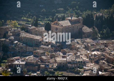 Blick von oben auf die Kirche Parroquia de Sant Bartomeu und Dorf Valldemossa, Mallorca Stockfoto