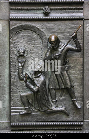 Flachrelief auf St. Vitus Kathedrale in Prag. Die Ermordung des Heiligen Wenzel, ein historisches Ereignis Stockfoto