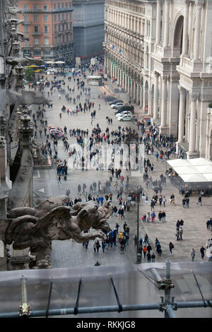 In der Nähe von Monument auf der Kathedrale Duomo di Milano mit Menschen auf dem Hintergrund. Stockfoto